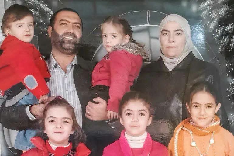 Wolveri07681751's tweet photo. أعلن المحامي العام في محافظة طرطوس القاضي محمد الكردي توقيف شخص بجرم الابتزاز والاحتيال على عائلة الدكتورة رانيا العباسي بمبلغ 30 ألف دولار مقابل وعود كاذبة بالإفراج عن أفراد العائلة من سجون النظام سابقا.
وأوضح الكردي أن النيابة العامة باشرت إجراءاتها بعد شكوى من ذوي الدكتورة رانيا، حيث تبين أن المتهم استغل ظروفهم الإنسانية، وجرى توقيفه بعد جمع الأدلة واعترف بما نسب إليه، وهو قيد التحقيق لإحالته إلى القضاء المختص.