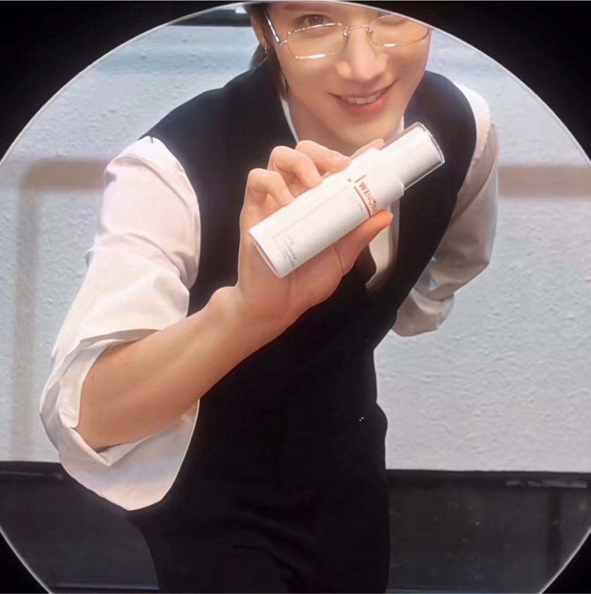 pnbox14's tweet photo. มีคนเข้าไปดูไลฟ์ขายของของแบรนด์วันนี้ ละแบรนด์โชว์รูปเงานี้ไว้หัวมุม ‘เปิดตัวเพื่อนใหม่อย่างเป็นทางการวันที่ 5 เดือน 8’ สินค้าตัวที่โชว์ข้างๆเงาอันเดียวกะในคลิปโต่วอินเลย มอยส์สำหรับผิวแพ้ง่าย #TENxWinonaSkincare https://t.co/n9JIf3vLEr