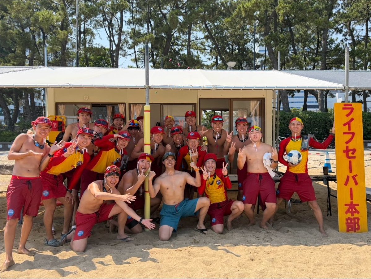 dragonhosoi's tweet photo. 福岡の海を泳いでいたら
イカした学生ライフセーバーたちに見つかりました😆青春かよ！
おまいら！ももち浜の安全を頼んだぞ！ https://t.co/MMdxo2E3nu