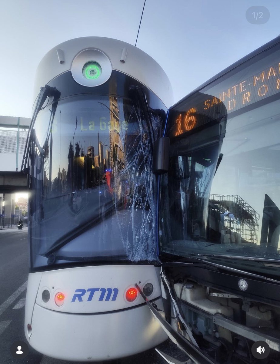 denoncer_laRTM's tweet photo. Non.
Jour 549.

Non au métissage bus et tram !!!!

Plus sérieusement j'espère que personne n'a été blessé. https://t.co/63tAzigCCD