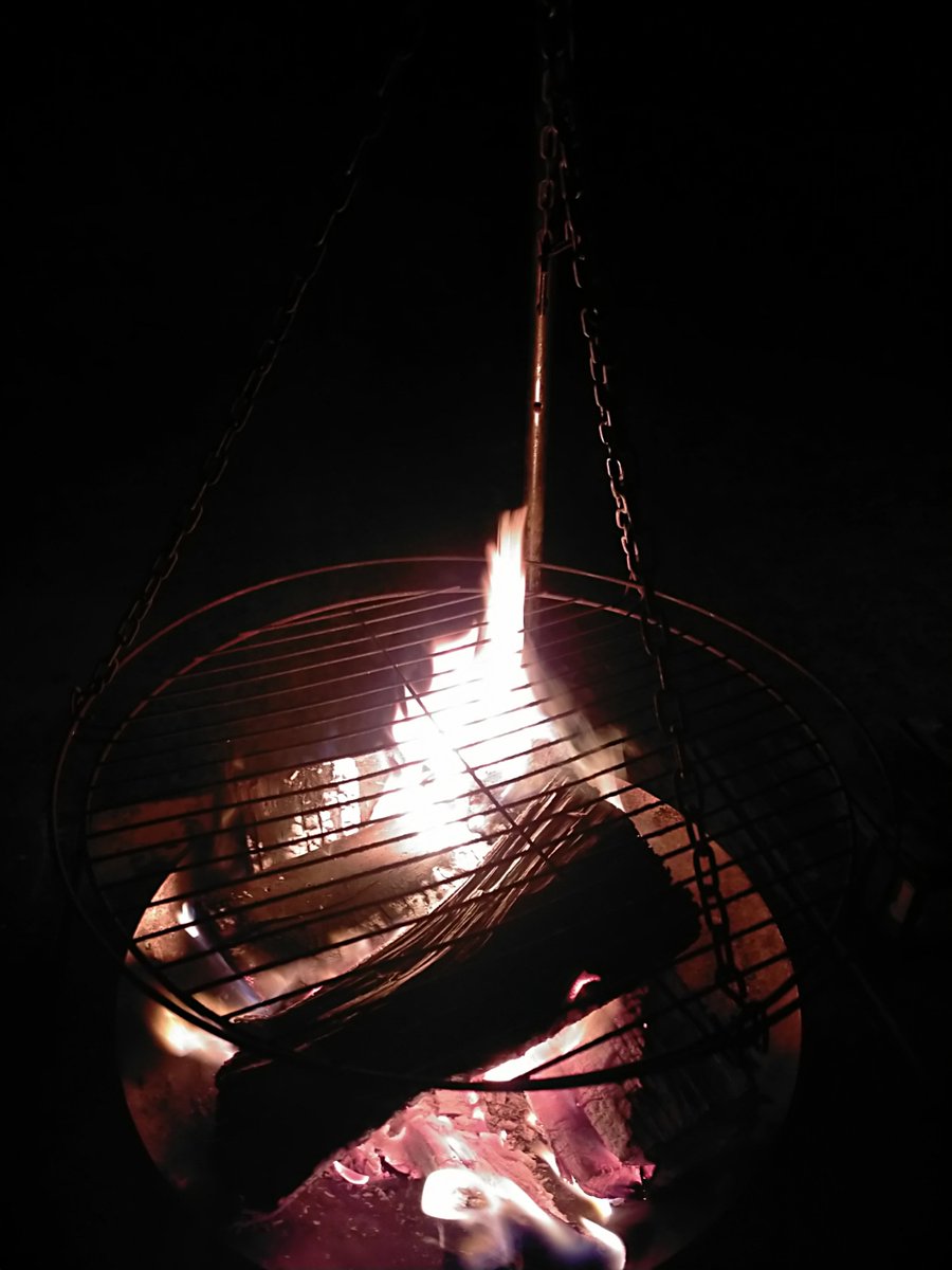 ankimo_YO's tweet photo. ムード満点の焚き火も忘れずに。
デザートは定番のスモアがいいでしょう。

しかしこれで終わりじゃありません。肝心なのは次の日の朝… https://t.co/HpAvWwB6sx