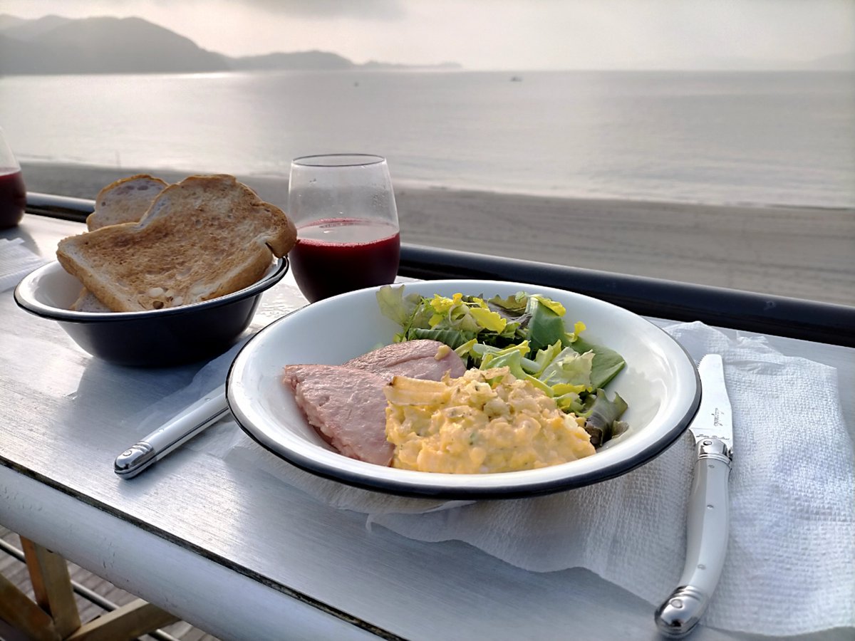 ankimo_YO's tweet photo. テラスに朝食を用意してから嫁を起こします。

以上！

ここまでやって初めて
バーベキューを開催する事が許されると思ってください。

大事なのはバーベキューの本質はホストの「おもてなしの心」であるという事です。

まずは大切な家族をもてなすところから始めましょう！ https://t.co/iuF9xX2X6D