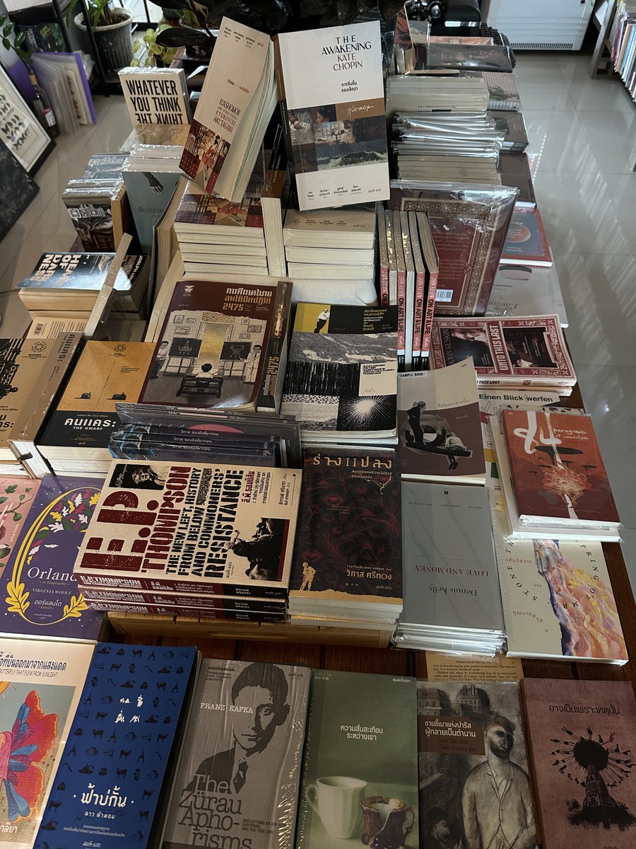 sonnetnco's tweet photo. The Alphabet Cafe📠📝  ครั้งแรก เพลินกับการเลือกหนังสือติดมือกลับบ้าน แล้วก็สงบกับมุมอ่านหนังสือ ร้านให้บรรยากาศเงียบสงบกว่าที่คิดไว้ มีหนังสือสนพ.สมมติ มีมือสองให้เอียงคอค้นหาเล่มที่ถูกใจ มาเชียงใหม่แวะมาเยือนกันได้นะคะ ✨ https://t.co/bfcD1JUnnM