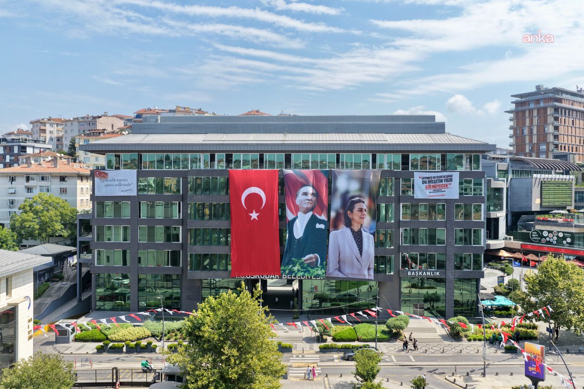 cumhuriyetgzt1's tweet photo. 🔴 Üsküdar Belediyesi binasına Sinem Dedetaş'ın o sözleri asıldı: 

💬 'Hepimizi de içeri atsanız bu milletin yüzü gülmeyecek'

Üsküdar Belediyesi binasına, geçen cuma tutuklanan Üsküdar Belediye Başkanı Sinem Dedetaş'ın "Hepimizi de içeri atsanız bu milletin yüzü gülmeyecek" şeklindeki sözleri asıldı.
https://t.co/9mG6L7froX