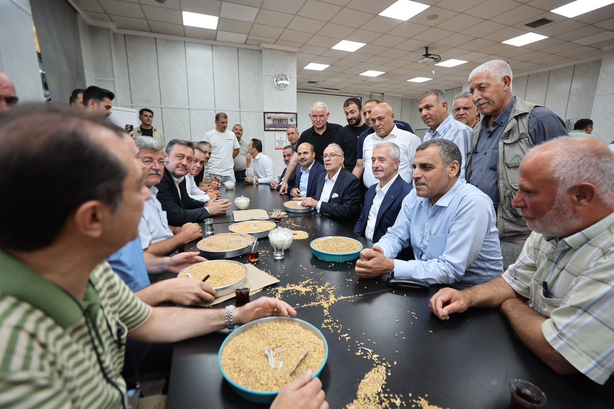 fmfedaioglu's tweet photo. Şahinbey Belediye Başkanımız Sayın Mehmet Tahmazoğlu, Gaziantep Ticaret Borsası Başkanı Sayın Mehmet Akıncı ve İl Yönetim Kurulu Üyelerimizle birlikte Gaziantep Ticaret Borsası Buğday Pazarı’nda kıymetli esnaf kardeşlerimizle bir araya geldik.

Alın teriyle üretime, ticarete ve şehrimizin ekonomisine güç katan esnafımızın taleplerini ve değerlendirmelerini dinledik, hasbihâl ettik.

Rabbim birlik ve beraberliğimizi daim, kazançlarımızı bereketli eylesin.

@abuyukgumus 
@hakanaksu058 
@iekarayel 
@mtahmazoglu 
@mehmetakinci27 
@AKPartiG_Antep 
@gazianteptb 
@AKGMTeskilat 
@Akparti
