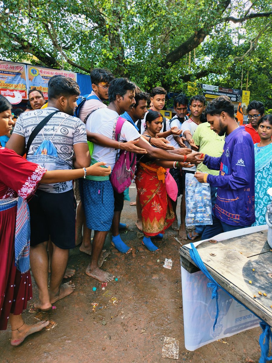 Rokte_Amarr_KKR's tweet photo. One picture that speaks of humanity, selfless service, and devotion. ❤️

KKR fan by name ❌
KKR fan by responsibilities. ✅

#KnightsForCare https://t.co/5woPY3uLsc