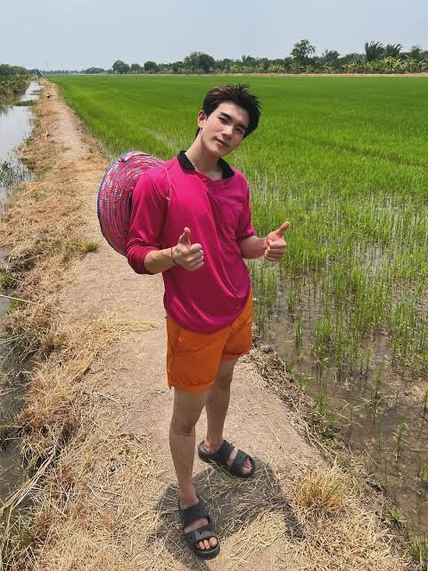 kukuma_michiyo's tweet photo. ไอดอลเลย 
อยากหาเงินมาทำแบรนจ้าง
ลูกเป็นพรีเซนเตอร์
เอาเป็นอะไรดี
ปุ๋ยดีมั้ยโฟ๊ดๆ
แบรนด์แบบผู้บ่าวเสื้อปุ๋ย
หรือแบรนด์ลูกยายปุ๋ย ดี

#THAYAxFourth

@tawattannn 
#Fourthnattawat #โฟร์ทณัฐวรรธน์ https://t.co/aDMZH982b5