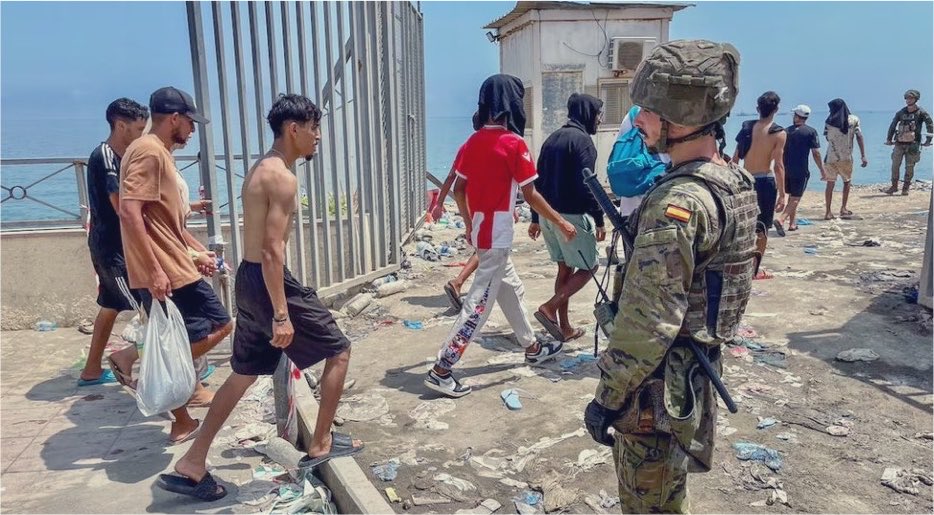 CasetaBosque's tweet photo. Marruecos 🇲🇦: La culpa es de las mafias y las redes sociales.

Varios inmigrantes ilegales que entraron a Ceuta 🇪🇸 desde Marruecos 🇲🇦 en una entrevista con el NYT: Las autoridades marroquíes 🇲🇦 nos animaban constantemente a cruzar hacia España 🇪🇸 con frases como “vayan por ahí, vayan por ahí” o directamente “vengan a España”.