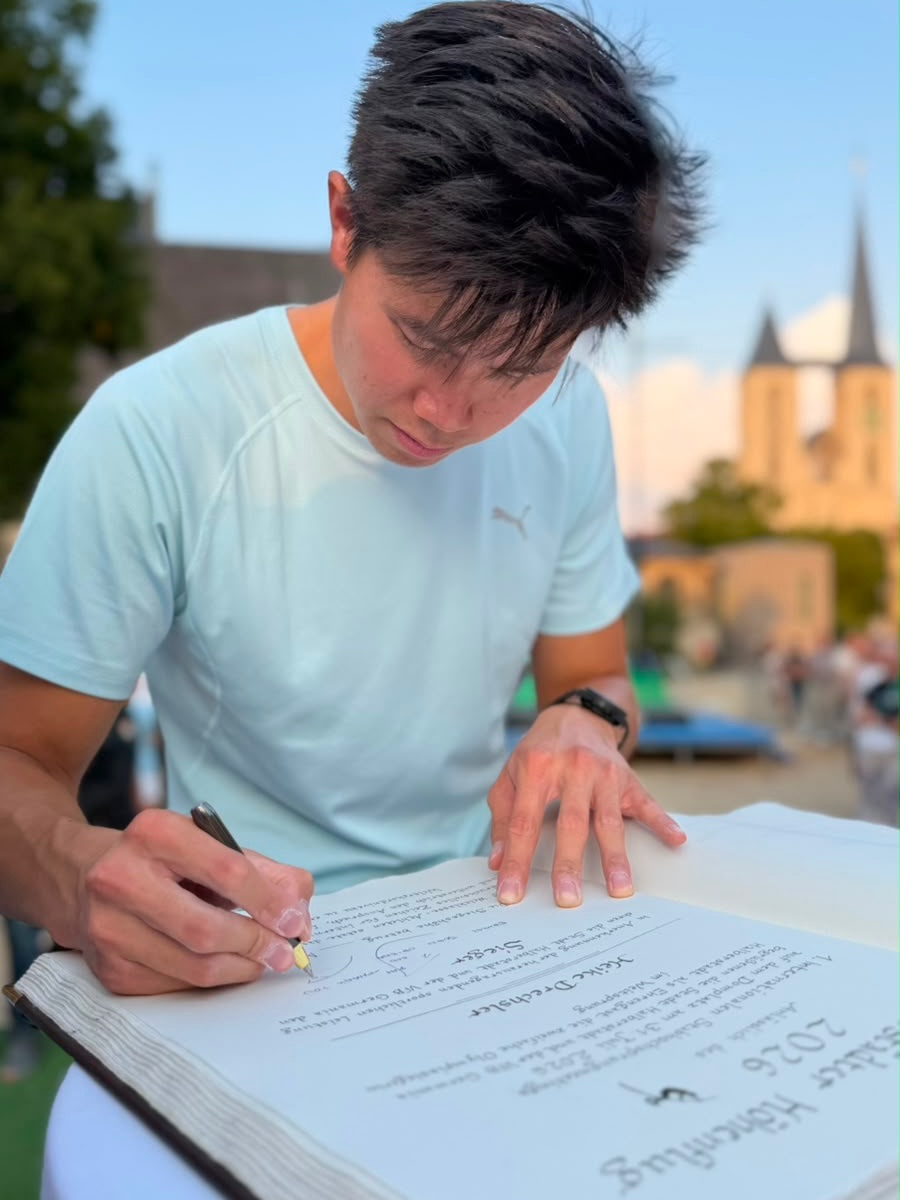 News5PH's tweet photo. GINALINGAN NI EJ! 🇵🇭🥇

Nagbahagi ng mga litrato si Filipino Olympian EJ Obiena matapos niyang magwagi ng ginto sa 1st International Pole Vault Meeting sa Cathedral Square sa Halberstadt, Germany.

Na-clear ng pole vaulter ang 5.76 meters sa naturang kompetisyon.

“Thank you Halberstadt for the wonderful time!! What a beautiful venue with an amazing crowd. Happy to get the 🥇 with a 5.76m,” caption niya.

📸: EJ Obiena (Instagram)