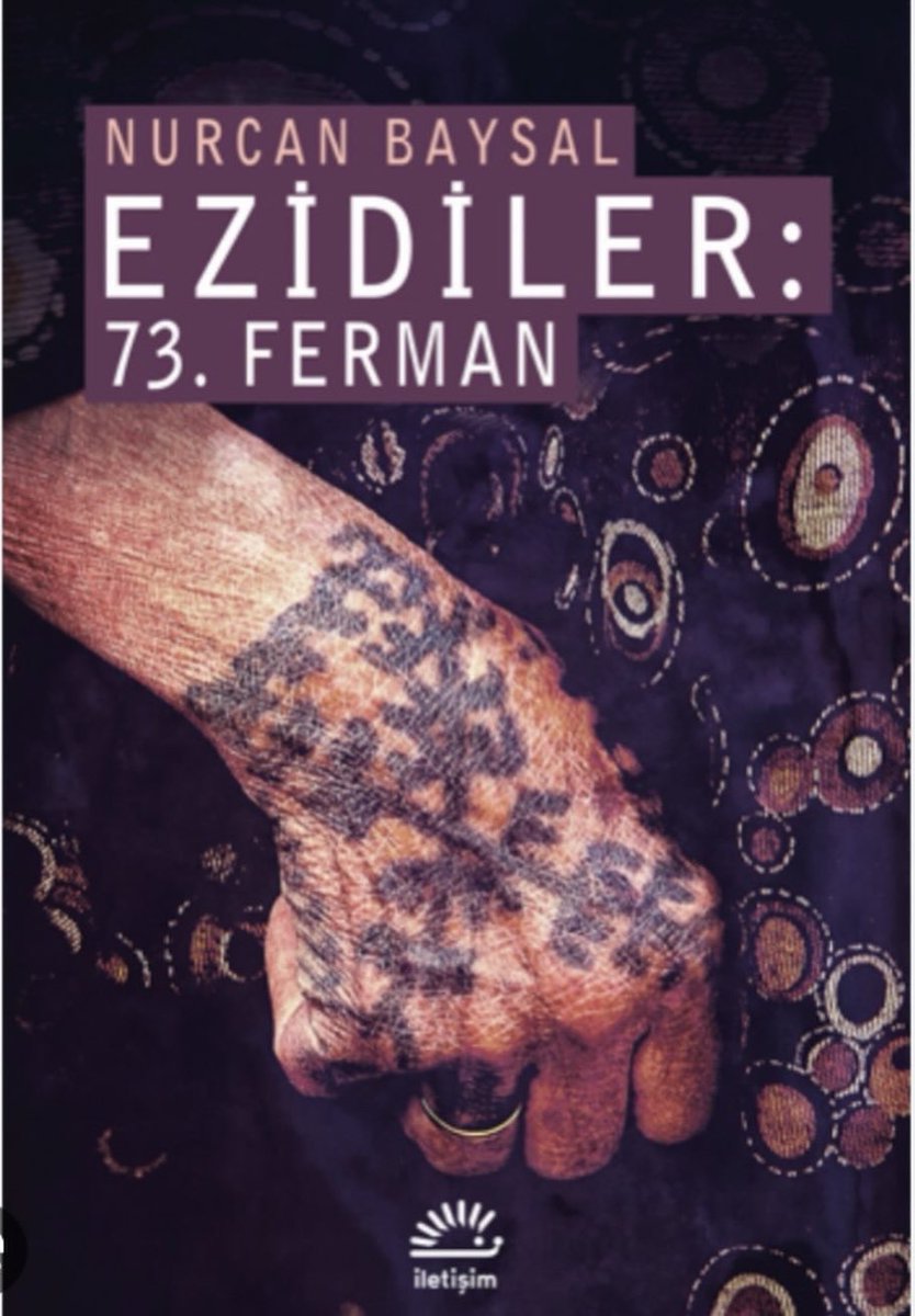 baysal_nurcan's tweet photo. 12 yıl önce bu gece Ezidiler son kez sevdikleriyle sıcak yataklarında, evlerinde uyudular. Sabaha doğru  İŞİD Şengal’e ve Ezidilerin köylerine saldırdı. Binlerce Ezidiyi katletti, binlercesini kaçırdı. Binlercesini toplu mezarlara gömdü. Kadınları köle pazarlarında sattı. 550 bin Ezidi yuvasından toprağından oldu. Ezidilerin acısı ilk günkü gibi taze. 
Dünya halen bu soykırımı yapanlara ve destekleyenlere karşı gerekli ceza ve yaptırımı uygulamadı. Ezidiler kayıplarıyla yalnızlar.
Bugün 73. Ferman’ın 12. yıldönümü. Ezidiler, Şengal’den, Baadre’ye, Şeyhan’a, Laleş’e uzun beyaz elbiseleriyle yürüyecekler bugün.  Melekler mabedinde dileklerini dileyip Kutsal Dilek Taşına kırmızı mendili atacaklar.  Bu yıl bir kez daha Tanrı’dan İŞİD’in elindeki kadın ve çocuklarının kurtarılmasını dileyecekler. Bugün bu topraklar bir kez daha Ezidilerin gözyaşı ile yıkanacak.
11 yıl önce onlara söz verdim ve bu fermanı unutulmasın diye kitaplaştırdım. Bu fermanı tüm çıplaklığıyla anlatan “Ezidiler:73. Ferman” isimli kitabımın geçen ay İletişim Yayınevinden 6. Baskısı çıktı. Türkiye’de maalesef bu konuda doğru olmayan çok bilgi etrafta dolaşıyor. O nedenle okumanızı ve Ezidileri içerden anlamanızı öneririm. 
Ilwin, Wahat, Pari, Dio... her neredeyseniz kalbim bugün sizlerle.
Tausi Melek ji we razi be🙏🏽🙏🏽
@iletisimyayin
