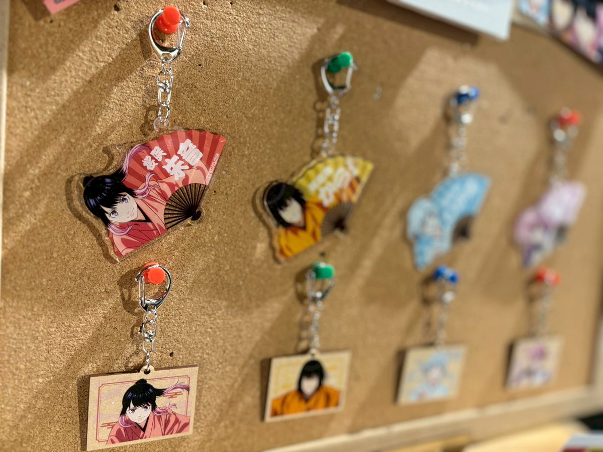 akanebanashi_PR's tweet photo. 🎁━━━━━━━━━━━
 
          🛍️グッズ紹介
 
 ━━━━━━━━━━━🎁
 
描き下ろしイラスト使用の
展覧会オリジナルグッズ販売中✨

お気に入りのグッズは見つかりましたか？🪭

📍hmv museum 渋谷6
 
 ▽詳細はこちら
 https://t.co/Ytv4g3I649

#あかね噺展 #あかね噺 https://t.co/A8AY4oUFuP