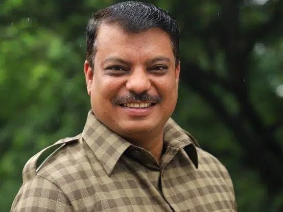 awesh29's tweet photo. उमंग सिंघार कभी झूठ नहीं बोलते है। उन्होंने ईमानदारी से स्वीकार कर लिया है कि दतिया उपचुनाव में  भाजपा के जिस नेता का टिकट कटा, उन्होंने हमारी मदद की है। मतलब वह नरोत्तम मिश्रा की बात कर रहे हैं।

इस बयान के बाद राजनीति गर्मा गई है। उमंग का बयान ऐसे समय में सामने आया है, जब दतिया उपचुनाव में कांग्रेस निर्णायक बढ़त की ओर पहुंच गई है। कांग्रेस प्रत्याशी घनश्याम सिंह 10वें राउंड में 10 हजार 500 वोटों से आगे हो गई है। 

इस बढ़त के बाद भाजपा खेमे में मायूसी नजर आने लगी है। वहीं कांग्रेस खेमे में कार्यकर्ताओं के चेहरे खिल गए हैं। दतिया से लेकर भोपाल के प्रदेश कार्यालय में मिठाइयां बांटने का सिलसिला शुरू हो गया है। 

नरोत्तम मिश्रा सबसे कह रहे हैं कि हमने कोई मदद नहीं की लेकिन जनता और कांग्रेस मान नहीं रहे। उमंग सिंघार इस जीत पर नरोत्तम के घर दो किलो बढ़िया बर्फी भी भिजवा दिए और शुक्रिया कहे हैं।