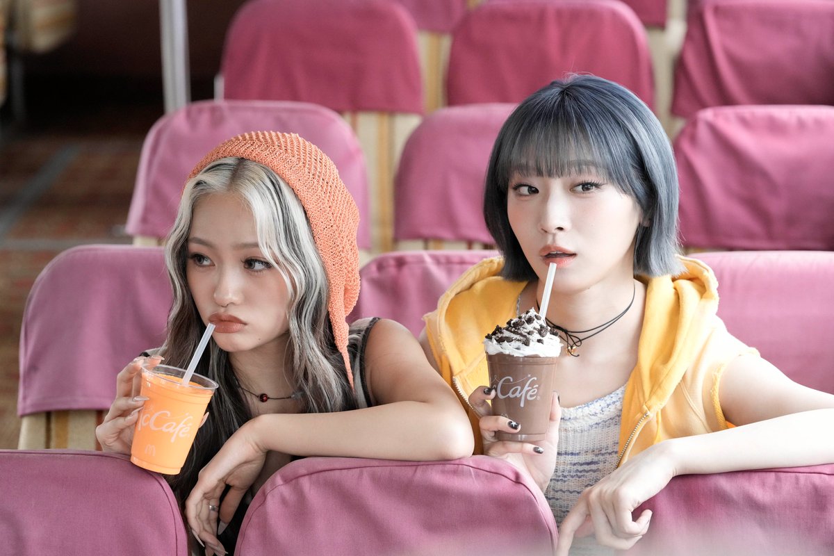oricon's tweet photo. HANA・JISOO＆YURI
マクドナルド新CMに初出演🌹
⠀
プライベートな休日をのぞき見
レトロでエモーショナルな映像に！
⠀
🌷2人のインタビューあり
「楽しい撮影でした」
https://t.co/YeCYLTrd97 https://t.co/uTkbe2NEgp