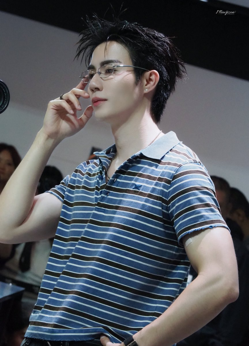 mewjiznn_'s tweet photo. ถ้านี่ไม่ใช่CEO ที่หล่อมากที่สุด✨
#Zeepruk @zee_pruk 

  ✩˚｡⋆  ੭* ‧₊°
SUPER SUN POP UP AT SIAMCENTER
#ZeePrukSuperSunxSiamCenter
#SuperSun   ✮   ✮ https://t.co/RBzhkg3R8c