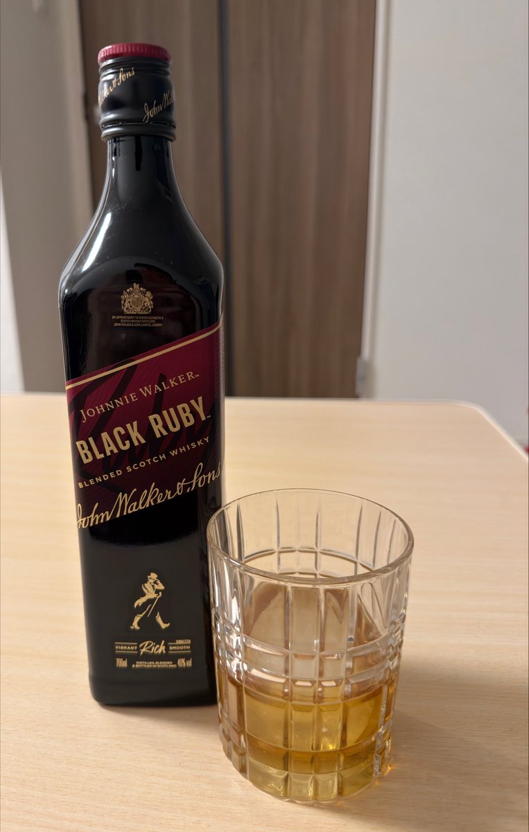 Shiru_eo4by's tweet photo. 初めての長編完成でけたんでこれ開けました🥃
ほわーうんま！😊 https://t.co/RZ1NnCSfUk