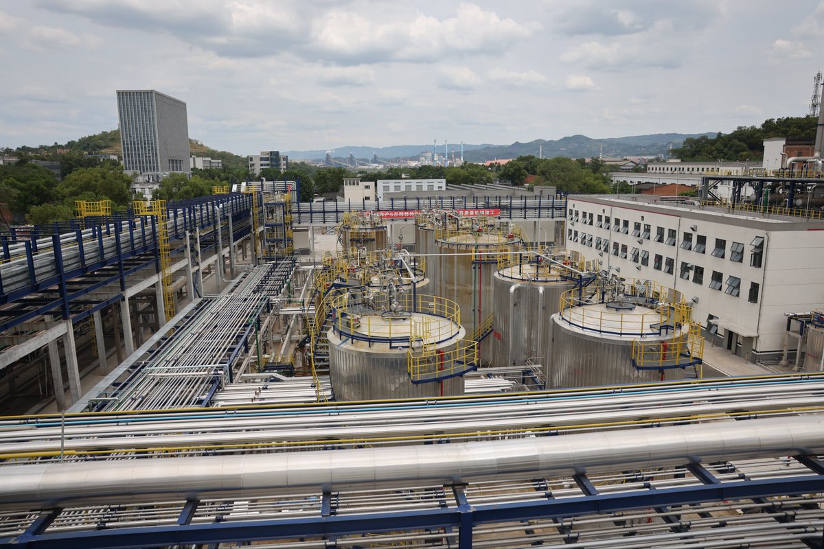 SinopecNews's tweet photo. Sinopec Chongqing SVW Chemical has put its 50,000-tonne/year special PVA resin plant into operation. The facility achieved successful startup and produced qualified products in one go. The first batch of products have been shipped to the European market. https://t.co/Rgg7Q6enYZ https://t.co/9MTDhsw9k0