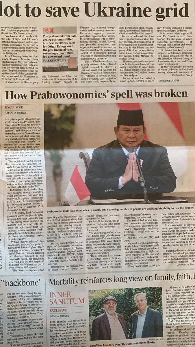LambeSahamjja's tweet photo. prabowo masuk koran negara australia isinya:
- prabowo bilang ekonomi itu “simpel”
- tapi rupiah turun 8% tahun ini
- tembus rp18.000/dolar 13 kali sejak juni
- harga makanan naik, 30.000+ lapangan kerja hilang semester 1 2026
- pasar saham indonesia jadi salah satu terburuk di dunia tahun ini
- msci pertimbangin turunin status indonesia dari emerging market ke frontier
- gubernur bi perry warjiyo mundur mendadak, bikin pasar goyang
- popularitas prabowo turun dari 80% jadi 51,1% (bahkan ada survei yang catat cuma 49,5%)
- pebisnis china keluhin aturan berlebihan dan pemerasan otoritas
- indonesia defisit dagang pertama dalam 6 tahun