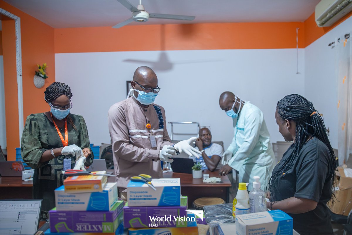 WVMali's tweet photo. Pendant deux jours, les équipes WASH de @WVMali ont été formées aux techniques de prélèvement et d'analyse de la qualité de l'eau.
Cette formation leur permettra de suivre la qualité de l'eau et le bon fonctionnement des points d'eau réalisés.
#EauPotable #ODD6
#WASH #Santé https://t.co/TRUovuheor