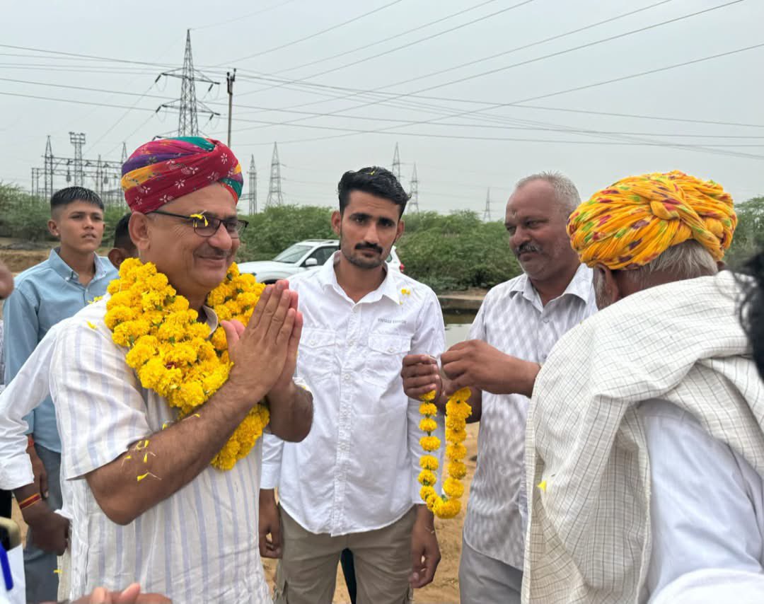 SSKharaBJP's tweet photo. हर हर महादेव🔱🙏

आज बाड़मेर विधानसभा क्षेत्र के गेंहु गाँव में श्री महादेव मंदिर प्राण-प्रतिष्ठा महोत्सव के पावन अवसर पर आयोजित धार्मिक कार्यक्रम में सम्मिलित हुआ।

इस अवसर पर भगवान भोलेनाथ के श्रीचरणों में दर्शन-पूजन कर प्रदेश एवं क्षेत्रवासियों की सुख-समृद्धि, उत्तम स्वास्थ्य, शांति और खुशहाली की मंगलकामना की।

मंदिर परिसर में उपस्थित ग्रामवासियों एवं श्रद्धालुओं से आत्मीय भेंट कर उनका स्नेह एवं आशीर्वाद प्राप्त किया।