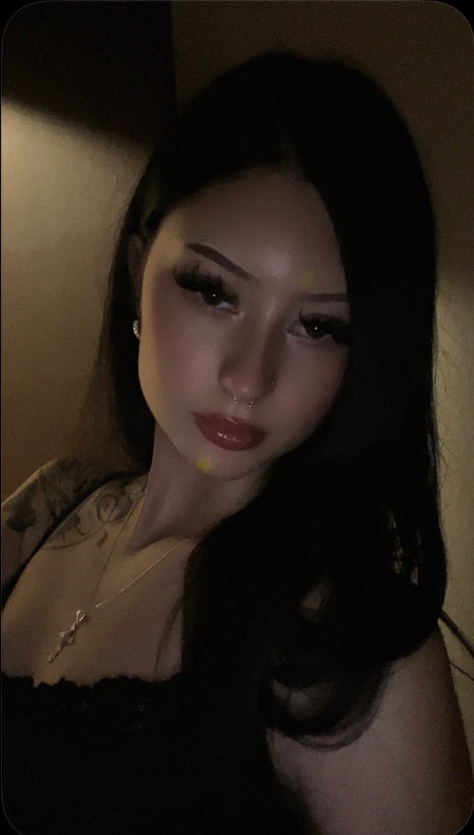 alinaqtt's tweet photo. who can i send my randoms too?🙇🏻‍♀️ https://t.co/N7INgpeWL9