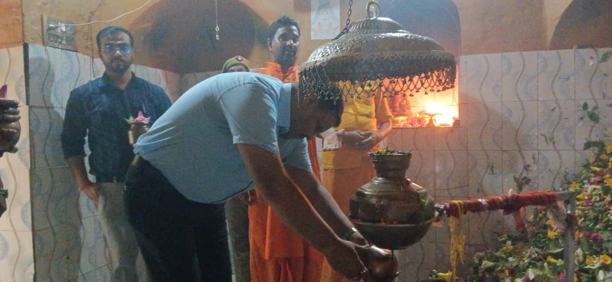 DmAmethi's tweet photo. आज दिनांक 03.08.2026 को श्रावण मास के प्रथम सोमवार पर श्री डंडेश्वर महादेव मंदिर, कोछित में व्यवस्थाओं का निरीक्षण कर श्रद्धालुओं की सुविधा एवं सुरक्षा सुनिश्चित करने हेतु निर्देशित किया। बाबा भोलेनाथ से जनपदवासियों के सुख, समृद्धि एवं कल्याण की कामना की। https://t.co/VsEixQFQko
