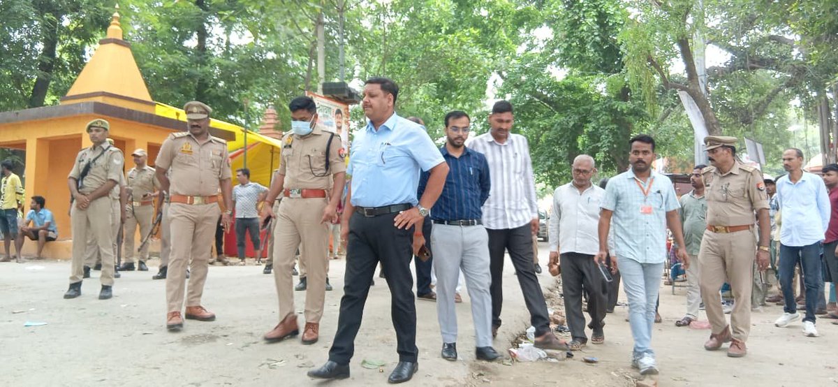 DmAmethi's tweet photo. आज दिनांक 03.08.2026 को श्रावण मास के प्रथम सोमवार पर श्री डंडेश्वर महादेव मंदिर, कोछित में व्यवस्थाओं का निरीक्षण कर श्रद्धालुओं की सुविधा एवं सुरक्षा सुनिश्चित करने हेतु निर्देशित किया। बाबा भोलेनाथ से जनपदवासियों के सुख, समृद्धि एवं कल्याण की कामना की। https://t.co/VsEixQFQko