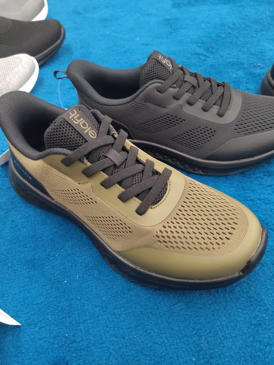 ShoesHidaka's tweet photo. 皆様、本日もお疲れ様シューーズ👟でした〜✨️
月明けということもあり、両替にいったり、注文が多かったり慌ただしい1日でした💦
午前中にお客様が集中して、午後はさっぱりなパターンが続いています。
明日も沢山のご来店お待ちしております🙇 https://t.co/rHfek4pN6L