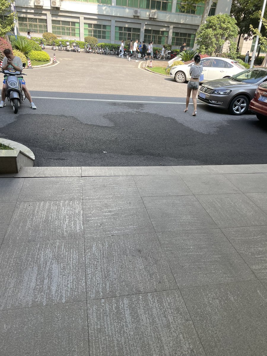 street_snaps_'s tweet photo. 腿真好看 #街拍 #大长腿 #包臀 https://t.co/8jOFjJE4tc