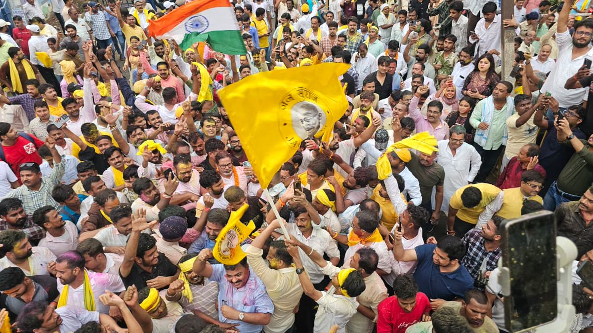 jansuraajonline's tweet photo. मतगणना स्थल पहुंचे प्रशांत किशोर 

बांकीपुर की जनता जीत की ओर अग्रसर https://t.co/OjqK6MPuZP