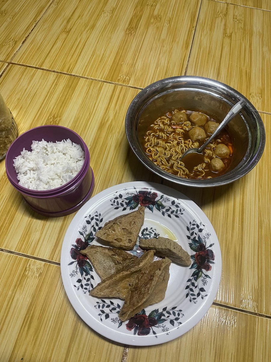 JawiNeko's tweet photo. sudah waktunya makan malam.
seadanya saja maklum dipedalaman. https://t.co/G9255cUrmK