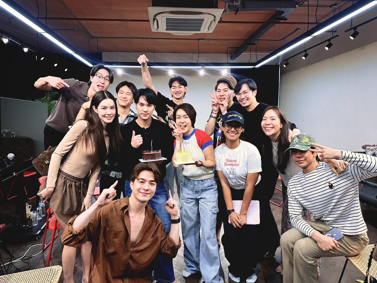 glamdeptoffice's tweet photo. Mini เวิร์กชอปวันนี้จบลงแล้วจร้าาา 😚💬  
รวมตัววันนี้แอบมีน้ำตาเล็กๆ อะไรตรงไหนที่ยังติดอยู่วันนี้ก็มาเคลียร์กันให้เข้าใจมากยิ่งขึ้น สู้กันต่อ✌🏻💖 ฉู้ๆ

Hello Hello 👋🏻 วันนี้เป็นวันเกิดของเลโอด้วยย
เจ๊แกลมขอโอกาสนี้อวยพรวันเกิดให้น้องวิลเลี่ยมของเจ๊เลยแล้วกันนะ 

"สุขสันต์วันเกิดนะเจ้าเลี่ยม! 🎂
ขอให้ปีนี้งานเข้าปังๆ มีแต่งานดี ๆ เงินเข้าเยอะ ๆ คนรักเพิ่มขึ้นเยอะ ๆ เรื่องเก๊กหล่อน้อย ๆ ลงหน่อย(ล้อเล่น)"

#ออฟฟิศติดแกลม
#GLAMDEPT