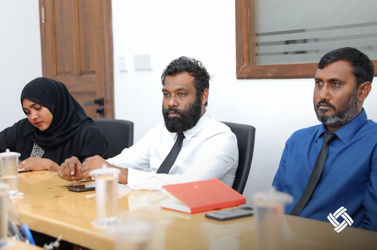 rdcmaldives's tweet photo. ތ. ވިލުފުށި ދާއިރާގެ މަޖިލީހުގެ މެންބަރު ހަސަން ވަހީދު، ވިލުފުށި ކައުންސިލުގެ ނައިބު ރައީސް އަބްދުﷲ ޝަހާއުއާއި ކައުންސިލުގެ މެންބަރުން މިއަދު ވަނީ މި ކޯޕަރޭޝަންގެ ޑެޕިއުޓީ މެނޭޖިންގ ޑައިރެކްޓަރ ޙުސައިންދީދީ އަދި އިސްވެރިންނާއި ބައްދަލު ކުރައްވައިފައެވެ. މި ބައްދަލުވުމުގައި ތ. ވިލުފުށީގައި މި ކޯޕަރޭޝަނުން ހިންގާ މަޝްރޫޢުތަކާއި ގުޅޭގޮތުން މަޝްވަރާ ކުރެވުނެވެ.

#TeamRDC