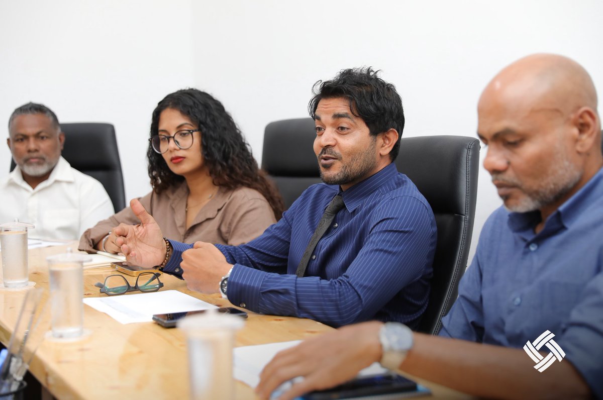 rdcmaldives's tweet photo. ތ. ވިލުފުށި ދާއިރާގެ މަޖިލީހުގެ މެންބަރު ހަސަން ވަހީދު، ވިލުފުށި ކައުންސިލުގެ ނައިބު ރައީސް އަބްދުﷲ ޝަހާއުއާއި ކައުންސިލުގެ މެންބަރުން މިއަދު ވަނީ މި ކޯޕަރޭޝަންގެ ޑެޕިއުޓީ މެނޭޖިންގ ޑައިރެކްޓަރ ޙުސައިންދީދީ އަދި އިސްވެރިންނާއި ބައްދަލު ކުރައްވައިފައެވެ. މި ބައްދަލުވުމުގައި ތ. ވިލުފުށީގައި މި ކޯޕަރޭޝަނުން ހިންގާ މަޝްރޫޢުތަކާއި ގުޅޭގޮތުން މަޝްވަރާ ކުރެވުނެވެ.

#TeamRDC