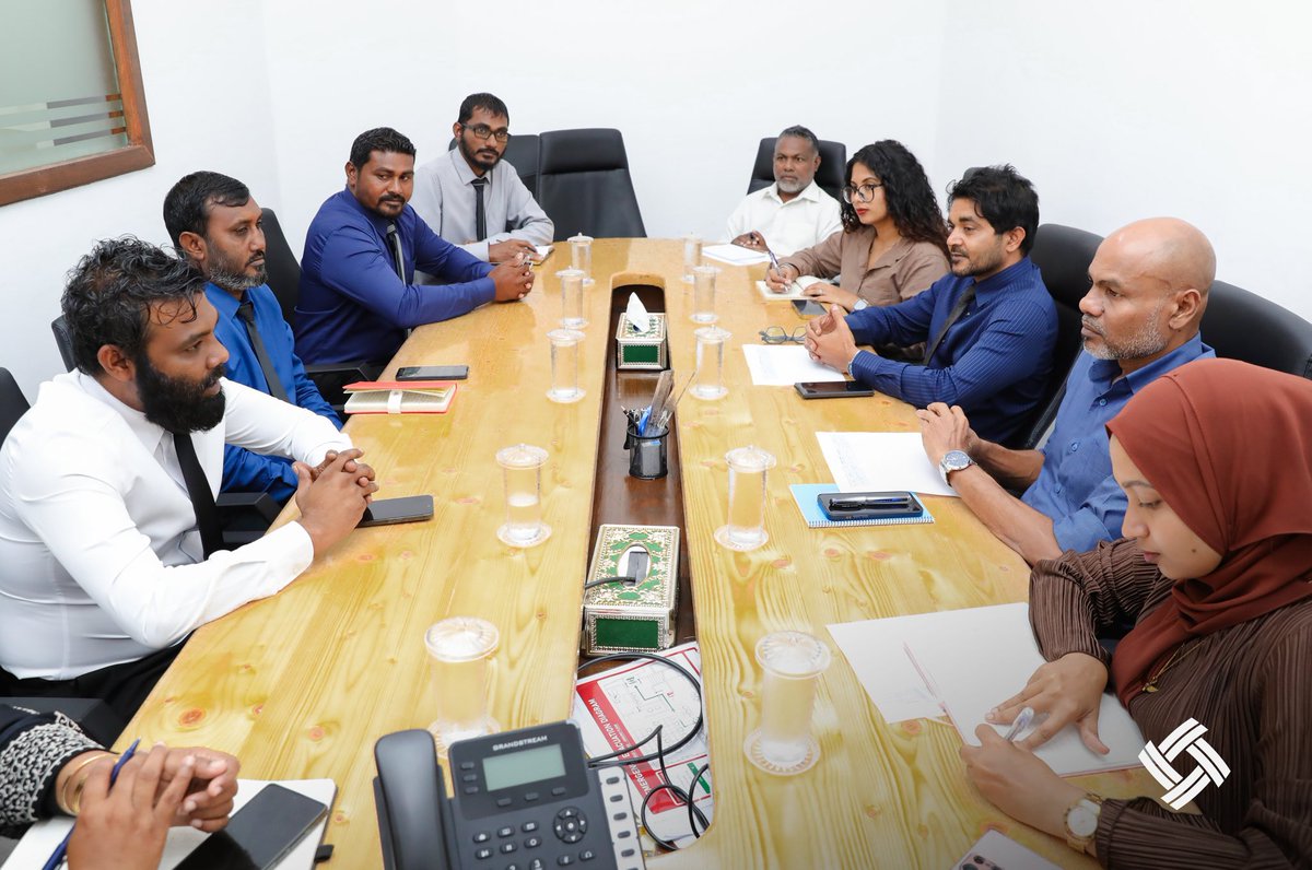 rdcmaldives's tweet photo. ތ. ވިލުފުށި ދާއިރާގެ މަޖިލީހުގެ މެންބަރު ހަސަން ވަހީދު، ވިލުފުށި ކައުންސިލުގެ ނައިބު ރައީސް އަބްދުﷲ ޝަހާއުއާއި ކައުންސިލުގެ މެންބަރުން މިއަދު ވަނީ މި ކޯޕަރޭޝަންގެ ޑެޕިއުޓީ މެނޭޖިންގ ޑައިރެކްޓަރ ޙުސައިންދީދީ އަދި އިސްވެރިންނާއި ބައްދަލު ކުރައްވައިފައެވެ. މި ބައްދަލުވުމުގައި ތ. ވިލުފުށީގައި މި ކޯޕަރޭޝަނުން ހިންގާ މަޝްރޫޢުތަކާއި ގުޅޭގޮތުން މަޝްވަރާ ކުރެވުނެވެ.

#TeamRDC