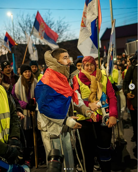 KrahSNSa's tweet photo. Da se setimo jednog od nasih najvecih heroja, Aleksandra Jovanova, koji je prepešačio više od 1.000 kilometara na štakama da bi ga na kraju pretukli @avucic genocidasi iz Sumske! https://t.co/qVAsCHWsVH