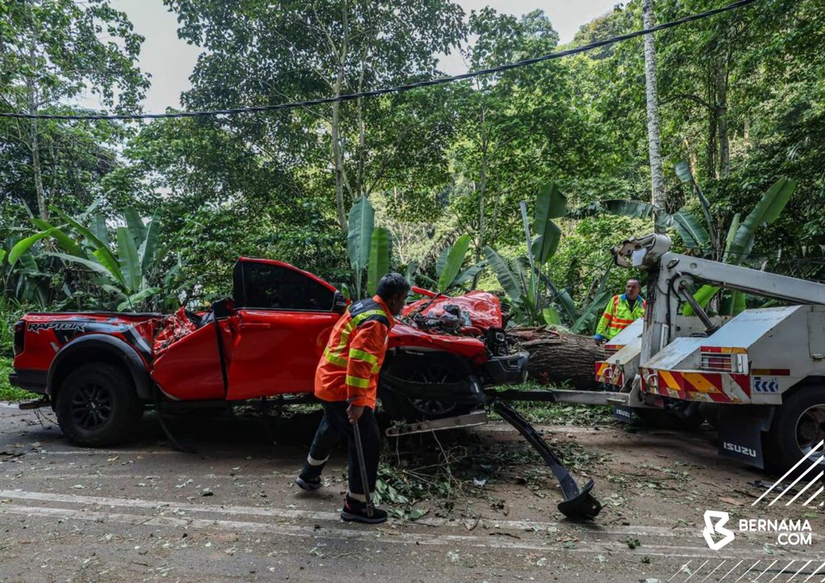 bernamadotcom's tweet photo. Kenderaan pacuan empat roda yang dihempap pokok di Jalan Lama Kuala Lumpur menuju ke Pintu Gerbang Janda Baik, Bentong, tengah hari  yang mengorbankan empat individu manakala seorang kanak-kanak cedera dibawa keluar daripada kawasan kejadian oleh petugas Lebuhraya Pantai Timur petang tadi.

Ketua Polis Daerah Bentong Supt Zaiham Mohd Kahar berkata mangsa yang maut ialah pemandu lelaki berusia 35 tahun, seorang wanita berusia 36 tahun yang merupakan penumpang hadapan bersama seorang kanak-kanak lelaki berusia lima tahun yang dipangkunya, serta seorang lagi lelaki berusia 40 tahun yang duduk di bahagian belakang.