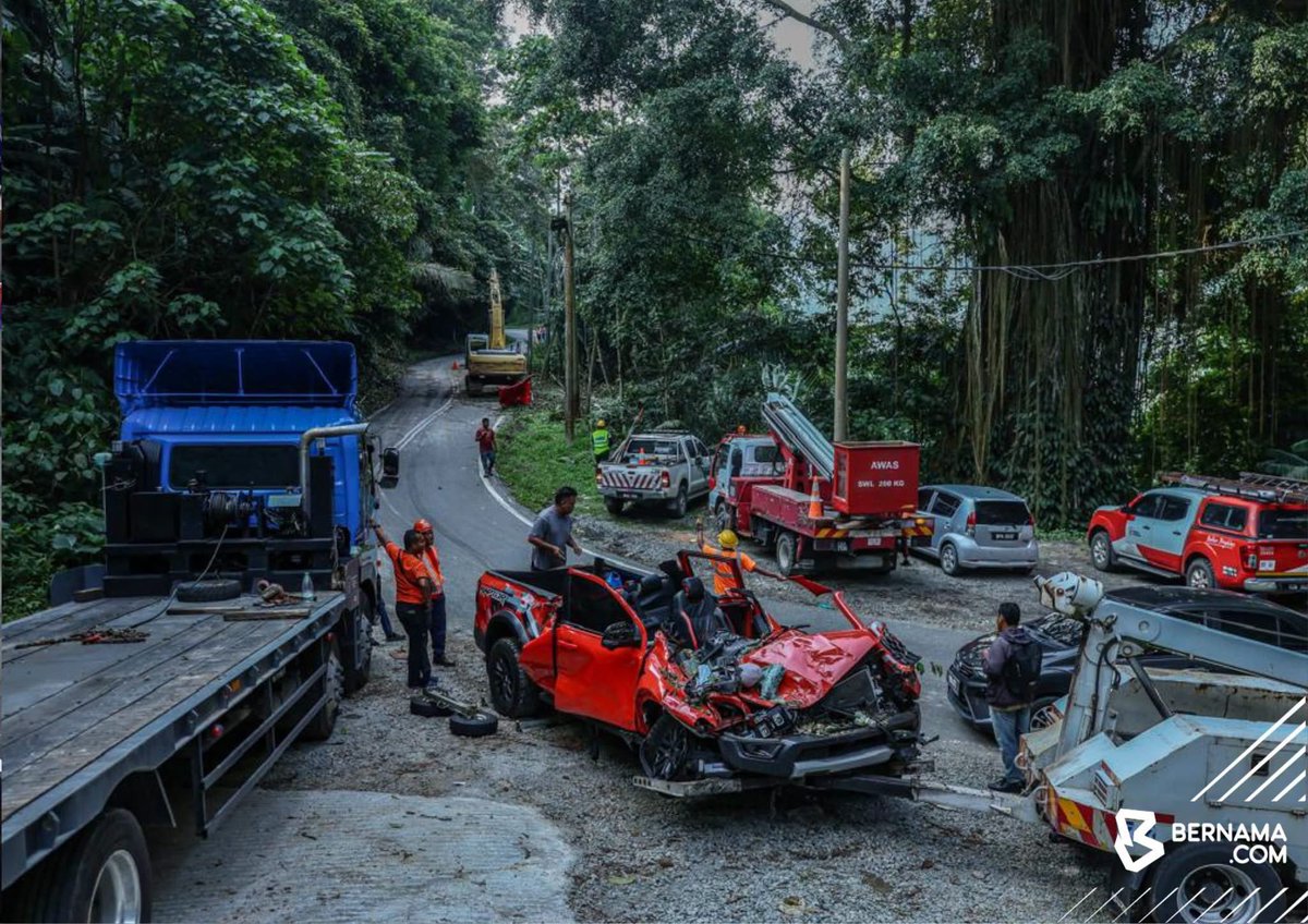 bernamadotcom's tweet photo. Kenderaan pacuan empat roda yang dihempap pokok di Jalan Lama Kuala Lumpur menuju ke Pintu Gerbang Janda Baik, Bentong, tengah hari  yang mengorbankan empat individu manakala seorang kanak-kanak cedera dibawa keluar daripada kawasan kejadian oleh petugas Lebuhraya Pantai Timur petang tadi.

Ketua Polis Daerah Bentong Supt Zaiham Mohd Kahar berkata mangsa yang maut ialah pemandu lelaki berusia 35 tahun, seorang wanita berusia 36 tahun yang merupakan penumpang hadapan bersama seorang kanak-kanak lelaki berusia lima tahun yang dipangkunya, serta seorang lagi lelaki berusia 40 tahun yang duduk di bahagian belakang.