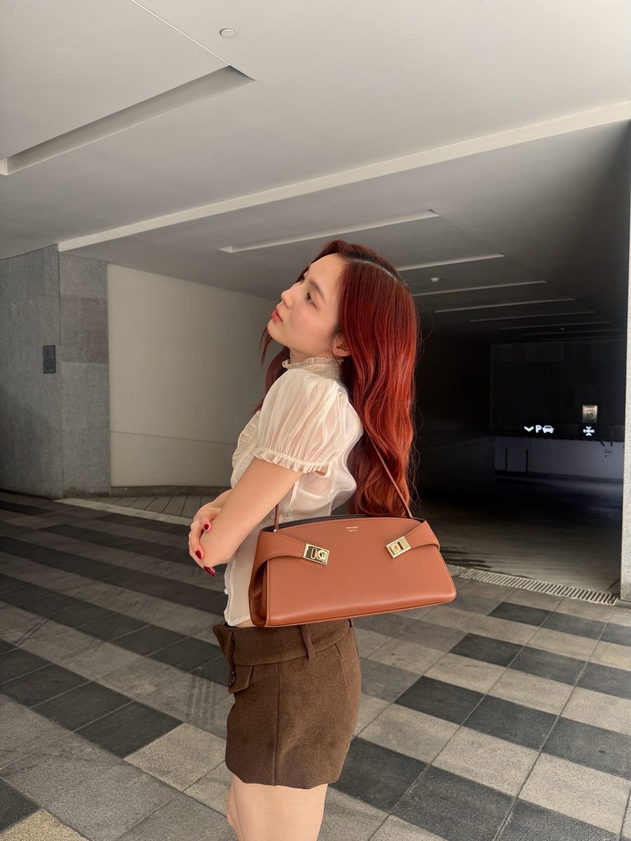 SuperstarnewsTH's tweet photo. Ferragamo เผยโฉม Hug East-West กระเป๋ารุ่นใหม่ล่าสุด
พร้อมเหล่าเซเลบริตี้ร่วมถ่ายทอดสไตล์อันเป็นเอกลักษณ์
@Ferragamo #FerragamoHugBag #Ferragamo
#เลิฟภัทรานิษฐ์ #เอมี่บอนนี่ #หลินมชณต #ซอนญ่าศรัณย์ภัทร์
Ferragamo เปิดตัว Hug East-West กระเป๋ารุ่นใหม่ล่าสุดจากตระกูล Hug Bag ซึ่งต่อยอดจากหนึ่งในไอคอนิกแบ็กของเมซง ด้วยการตีความซิลูเอตใหม่ในรูปทรงแนวนอน (East-West) ที่ผสานความร่วมสมัยเข้ากับ
ความสง่างามเหนือกาลเวลา สะท้อนแนวคิดของ Ferragamo ที่ให้ความสำคัญกับงานฝีมืออันประณีต นวัตกรรมการออกแบบ และฟังก์ชันการใช้งานที่ตอบโจทย์ไลฟ์สไตล์ของผู้หญิงยุคใหม่

โดยมีเหล่าคนดังร่วมถ่ายทอดสไคล์อันโดดเด่นของกระเป๋ารุ่นนี้ ได้แก่ เลิฟ-ภัทรานิษฐ์ ลิ้มปติยากร, เอมี่-ทสร กลิ่นเนียม, บอนนี่-ภัทราภัสร์ โบรัชตะสุวรรณ์, หลิน-มชณต สุวรรณมาศ และ ซอนญ่า-ศรัณย์ภัทร์ พีเดอร์เซน

ซึ่งต่างร่วมถ่ายทอดเสน่ห์ของ Hug East-West ผ่านการมิกซ์แอนด์แมตช์ในสไตล์ที่สะท้อนตัวตนของแต่ละคนออกมาได้อย่างลงตัว

กระเป๋า Hug East-West นำรหัสการออกแบบอันเป็นเอกลักษณ์ของ Ferragamo มาตีความใหม่ผ่านสัดส่วนแนวนอนที่เพรียวบางและสง่างาม มอบมิติใหม่ให้กับคอลเลกชัน Hug ด้วยเส้นสายที่เฉียบคม
สัดส่วนที่สมดุล และรูปทรงที่จดจำได้ในทันที ถ่ายทอดความงามอันเรียบง่ายแต่เปี่ยมด้วยรายละเอียดตามแบบฉบับของเมซง เอกลักษณ์สำคัญของ Ferragamo Hug ยังคงได้รับการถ่ายทอดผ่านสายหนังสองเส้น

ที่โอบรอบตัวกระเป๋า พร้อมตัวล็อก Gancini ทรงเฉียงอันเป็นซิกเนเจอร์ของเมซง ซึ่งสื่อถึงแนวคิดของ "การโอบกอด" (Hug) อันเป็นแรงบันดาลใจของคอลเลกชัน ถ่ายทอดความอบอุ่น ความใกล้ชิด และความผูกพัน
ผ่านรายละเอียดงานฝีมือที่ได้รับการรังสรรค์อย่างพิถีพิถันโดยช่างผู้เชี่ยวชาญของ Ferragamo

ด้วยการผสมผสานระหว่างดีไซน์เหนือกาลเวลา ความร่วมสมัย และงานฝีมือระดับสูง Hug East-West จึงเป็นอีกหนึ่งไอเท็มที่สะท้อนจิตวิญญาณของ Ferragamo ได้อย่างสมบูรณ์แบบ
พร้อมเติมเต็มทุกลุคของผู้หญิงยุคใหม่ด้วยความสง่างามและความมั่นใจในทุกโอกาส