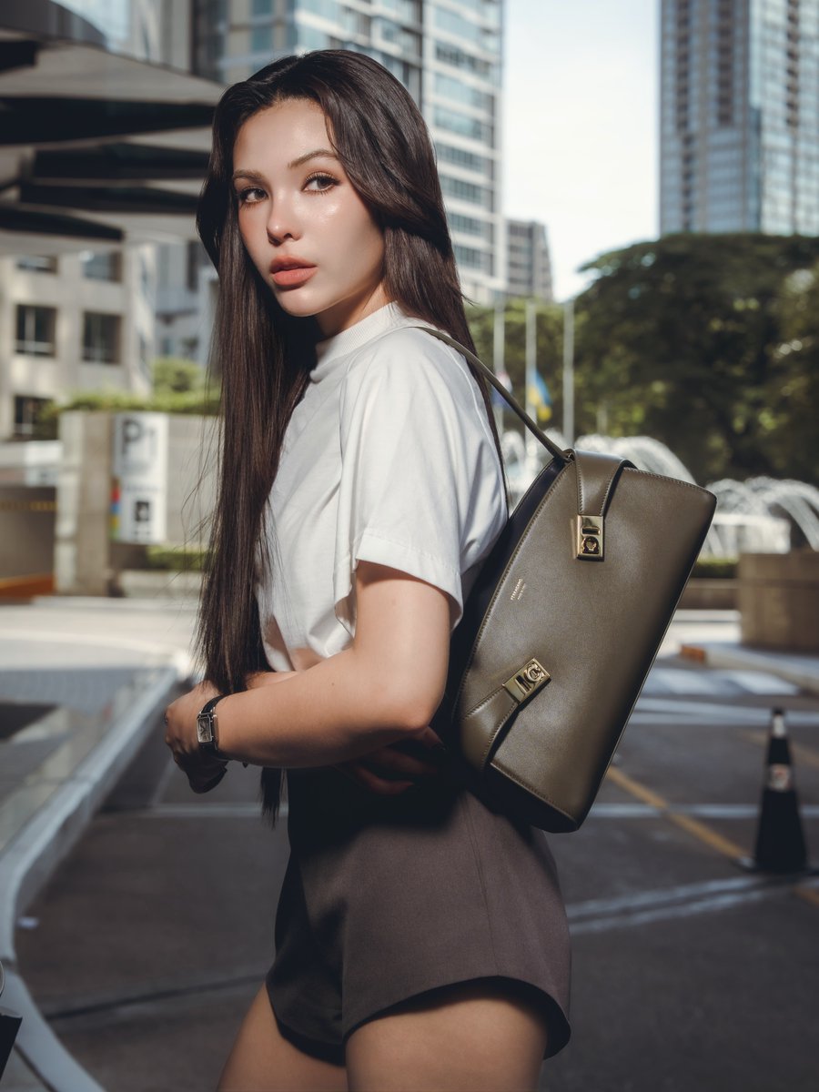 SuperstarnewsTH's tweet photo. Ferragamo เผยโฉม Hug East-West กระเป๋ารุ่นใหม่ล่าสุด
พร้อมเหล่าเซเลบริตี้ร่วมถ่ายทอดสไตล์อันเป็นเอกลักษณ์
@Ferragamo #FerragamoHugBag #Ferragamo
#เลิฟภัทรานิษฐ์ #เอมี่บอนนี่ #หลินมชณต #ซอนญ่าศรัณย์ภัทร์
Ferragamo เปิดตัว Hug East-West กระเป๋ารุ่นใหม่ล่าสุดจากตระกูล Hug Bag ซึ่งต่อยอดจากหนึ่งในไอคอนิกแบ็กของเมซง ด้วยการตีความซิลูเอตใหม่ในรูปทรงแนวนอน (East-West) ที่ผสานความร่วมสมัยเข้ากับ
ความสง่างามเหนือกาลเวลา สะท้อนแนวคิดของ Ferragamo ที่ให้ความสำคัญกับงานฝีมืออันประณีต นวัตกรรมการออกแบบ และฟังก์ชันการใช้งานที่ตอบโจทย์ไลฟ์สไตล์ของผู้หญิงยุคใหม่

โดยมีเหล่าคนดังร่วมถ่ายทอดสไคล์อันโดดเด่นของกระเป๋ารุ่นนี้ ได้แก่ เลิฟ-ภัทรานิษฐ์ ลิ้มปติยากร, เอมี่-ทสร กลิ่นเนียม, บอนนี่-ภัทราภัสร์ โบรัชตะสุวรรณ์, หลิน-มชณต สุวรรณมาศ และ ซอนญ่า-ศรัณย์ภัทร์ พีเดอร์เซน

ซึ่งต่างร่วมถ่ายทอดเสน่ห์ของ Hug East-West ผ่านการมิกซ์แอนด์แมตช์ในสไตล์ที่สะท้อนตัวตนของแต่ละคนออกมาได้อย่างลงตัว

กระเป๋า Hug East-West นำรหัสการออกแบบอันเป็นเอกลักษณ์ของ Ferragamo มาตีความใหม่ผ่านสัดส่วนแนวนอนที่เพรียวบางและสง่างาม มอบมิติใหม่ให้กับคอลเลกชัน Hug ด้วยเส้นสายที่เฉียบคม
สัดส่วนที่สมดุล และรูปทรงที่จดจำได้ในทันที ถ่ายทอดความงามอันเรียบง่ายแต่เปี่ยมด้วยรายละเอียดตามแบบฉบับของเมซง เอกลักษณ์สำคัญของ Ferragamo Hug ยังคงได้รับการถ่ายทอดผ่านสายหนังสองเส้น

ที่โอบรอบตัวกระเป๋า พร้อมตัวล็อก Gancini ทรงเฉียงอันเป็นซิกเนเจอร์ของเมซง ซึ่งสื่อถึงแนวคิดของ "การโอบกอด" (Hug) อันเป็นแรงบันดาลใจของคอลเลกชัน ถ่ายทอดความอบอุ่น ความใกล้ชิด และความผูกพัน
ผ่านรายละเอียดงานฝีมือที่ได้รับการรังสรรค์อย่างพิถีพิถันโดยช่างผู้เชี่ยวชาญของ Ferragamo

ด้วยการผสมผสานระหว่างดีไซน์เหนือกาลเวลา ความร่วมสมัย และงานฝีมือระดับสูง Hug East-West จึงเป็นอีกหนึ่งไอเท็มที่สะท้อนจิตวิญญาณของ Ferragamo ได้อย่างสมบูรณ์แบบ
พร้อมเติมเต็มทุกลุคของผู้หญิงยุคใหม่ด้วยความสง่างามและความมั่นใจในทุกโอกาส