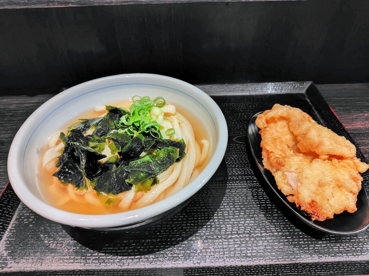 UXVTiFbVJbJSxwt's tweet photo. 高松空港1Fの【はやし家製麺所】さんでうどん〆😊
髪が最近･･･なので、冷かけ大に鳴門わかめをトッピングして、ささやかな抵抗を🤣
この3日間でリフレッシュ出来たし、胃袋も結構大きくなりました😂
明日から普段の生活に戻ります🙋‍♂️
暑い日が続くので、皆さまもお身体ご自愛ください😊
 #高松空港 https://t.co/ge71LpROQx