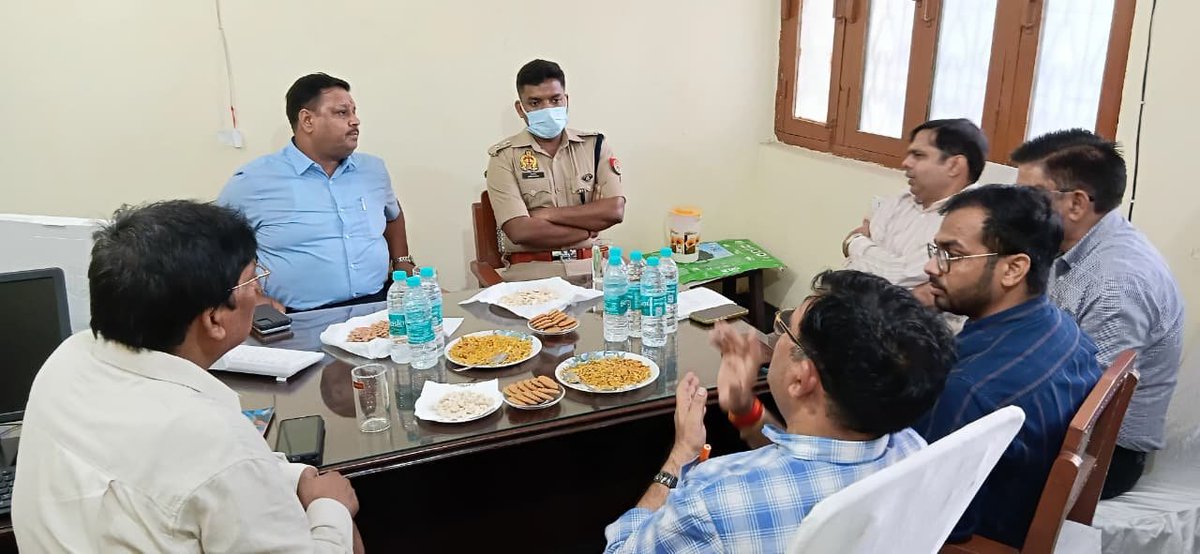DmAmethi's tweet photo. आज जगदीशपुर औद्योगिक क्षेत्र का स्थलीय निरीक्षण कर यूपीसीडा द्वारा संचालित सामान्य सुविधा केंद्र, श्रमिक सुविधा केंद्र एवं यातायात व्यवस्थाओं का जायजा लिया। संबंधित अधिकारियों को आधारभूत सुविधाओं के सुदृढ़ीकरण, श्रमिक कल्याण एवं ट्रैफिक प्रबंधन के संबंध में आवश्यक निर्देश दिए। https://t.co/f1MnwRxY9O