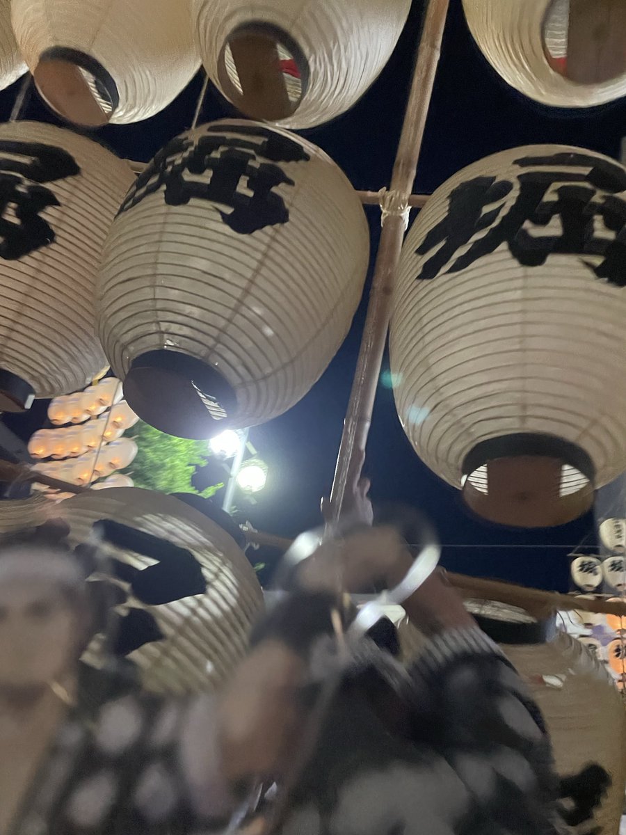 Gennkai25sai's tweet photo. 月島アクスタをコソッと撮ってたら竿燈が風で🌙の元へ倒れてきた図

風が強くてめちゃ大変そう、本当にすごい皆さん逞しいの😭😭 https://t.co/oeMXnSdAVK