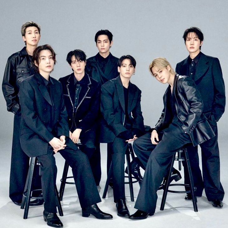 TheePopCore's tweet photo. Billboard highlighted in a new article that newcomers like Huntrix are following a path paved by global stars BTS and BLACKPINK:

“Newcomers such as Huntrix ride on a road paved by global stars such as BTS and BLACKPINK. Future chart toppers will benefit from companies efforts to plant roots in the US.”