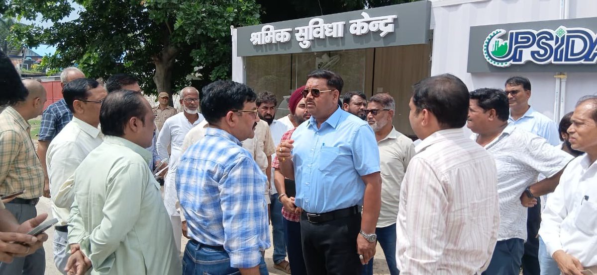 DmAmethi's tweet photo. आज जगदीशपुर औद्योगिक क्षेत्र का स्थलीय निरीक्षण कर यूपीसीडा द्वारा संचालित सामान्य सुविधा केंद्र, श्रमिक सुविधा केंद्र एवं यातायात व्यवस्थाओं का जायजा लिया। संबंधित अधिकारियों को आधारभूत सुविधाओं के सुदृढ़ीकरण, श्रमिक कल्याण एवं ट्रैफिक प्रबंधन के संबंध में आवश्यक निर्देश दिए। https://t.co/f1MnwRxY9O
