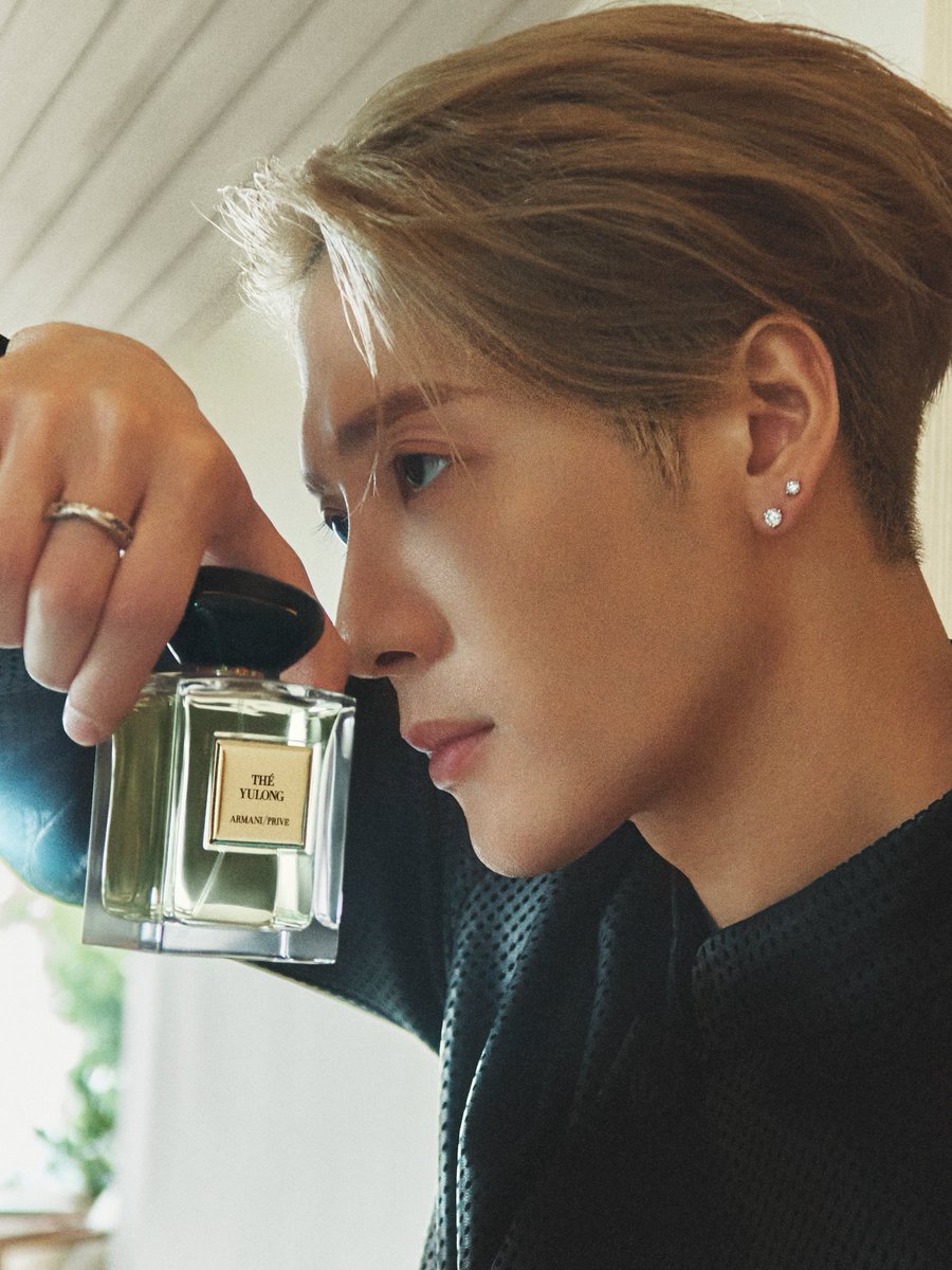 JacksonWGlobal's tweet photo. [WEIBO] 260803 Armani Beauty

📸 Jackson Wang for Armani Prive Fragrance 🍵
"Who doesn't love the Yulong?" 

#JacksonWang #王嘉尔 #잭슨 #TEAMWANG https://t.co/BNuist9WZg
