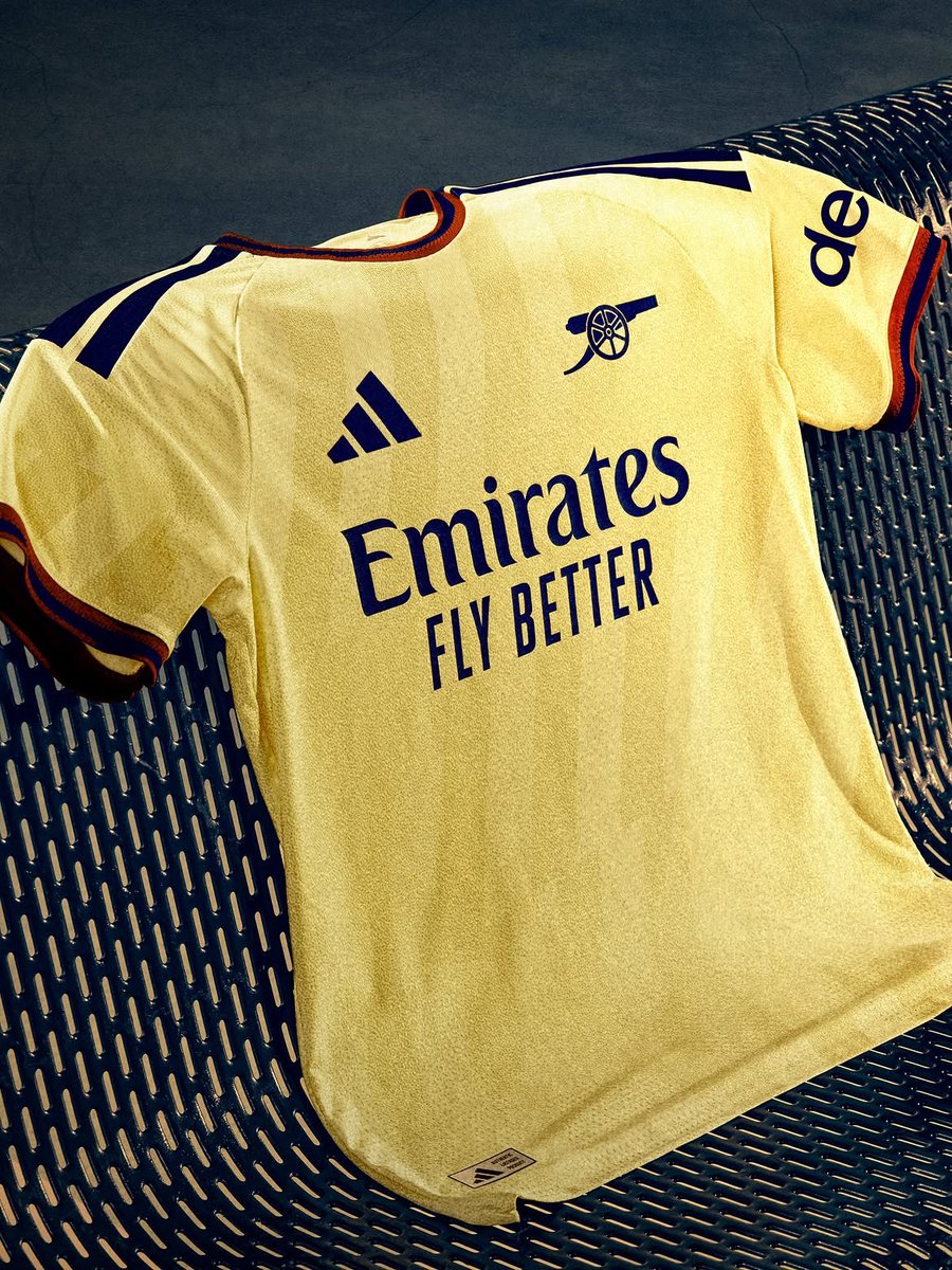 footsoccerpro's tweet photo. Arsenal dégaine son nouveau maillot third 2026 2027 🟡⚫

Notre note pour ce maillot : 8/10 💥 💥💥 https://t.co/t3HXR74XLN