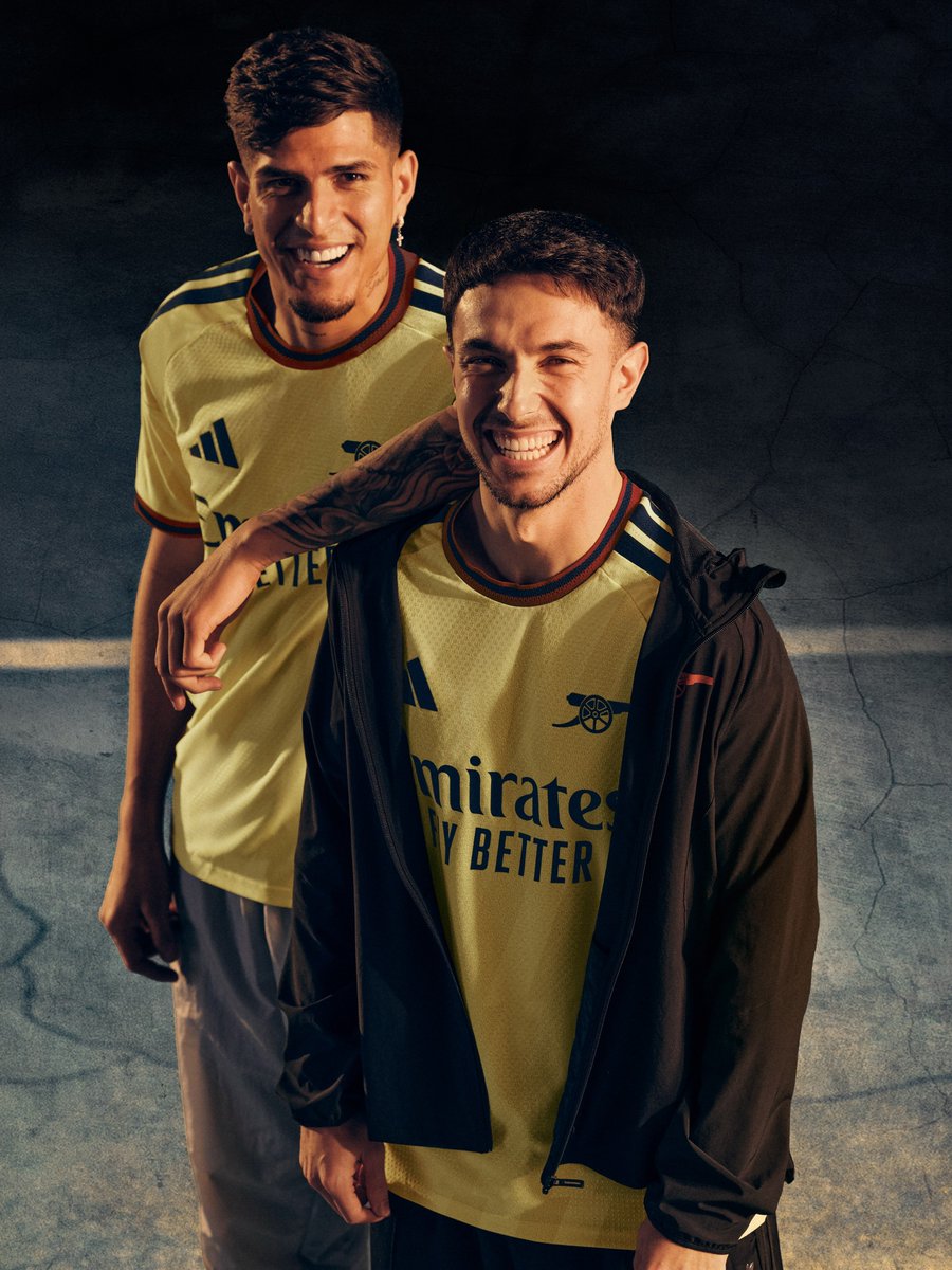 footsoccerpro's tweet photo. Arsenal dégaine son nouveau maillot third 2026 2027 🟡⚫

Notre note pour ce maillot : 8/10 💥 💥💥 https://t.co/t3HXR74XLN