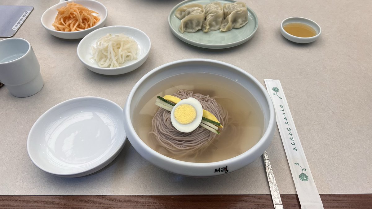 EDEDDIEON's tweet photo. 학원 수업 듣고 반 년만에 한국 들어온 친구랑 냉면 먹기… https://t.co/SVtI1fkvv8