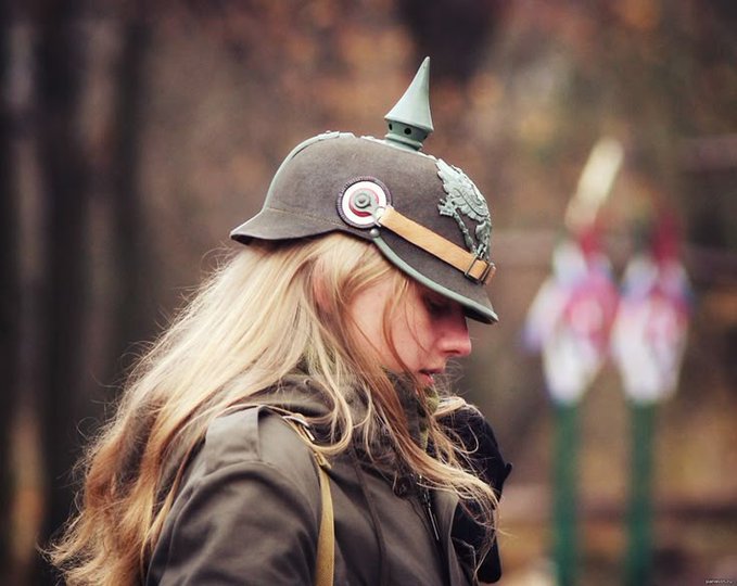 AmadeusBolshev's tweet photo. Monarchist girlfriend that calls you her little heathen https://t.co/G3SUprWCYW