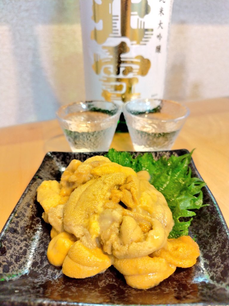 fB3LLIhqtZQur0f's tweet photo. こんばんは🎐
☆北海道産うに
☆北海道産ツブ貝
☆鶏肉専門店の唐揚げ
☆北雪純米大吟醸
みょうばん不使用のウニ💛もちろん醤油ナシで！言葉にならない美味しさ💗
活ツブ貝は旦那と一緒に捌きました🐚
そして鶏肉専門店の唐揚げ
１番人気なのも納得😆
#晩酌LOVE
今週もﾖﾛﾋﾟﾖでーす🐤🌺🌴 https://t.co/lQJDEkZm5K